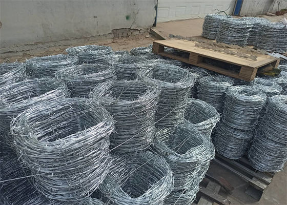 El cable de púas galvanizado eléctrico doble hebra de color plateado muestra libre